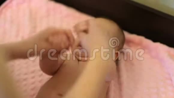 3个月的女婴接受女性按摩师的按摩视频的预览图
