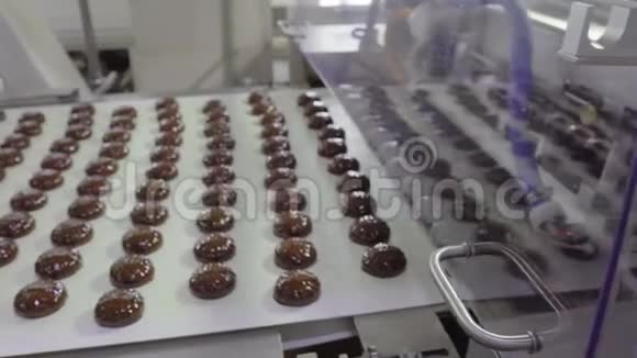 糖果巧克力中棉花糖的生产视频的预览图