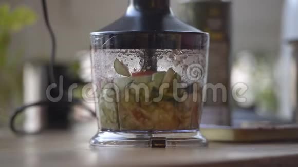 搅拌机特写蔬菜混合在搅拌机里视频的预览图