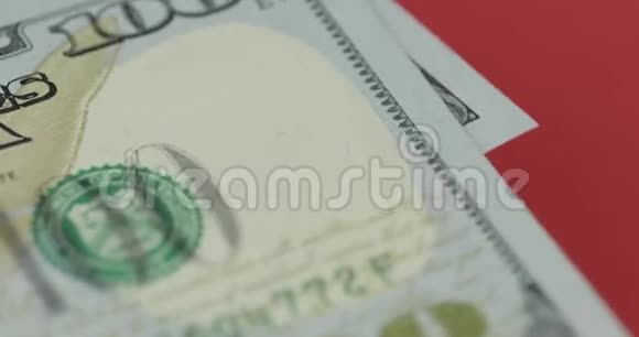几百美元钞票在旋转特写镜头美元票据背景视频的预览图
