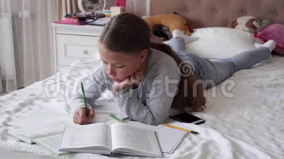 小女孩躺在床上做作业视频的预览图