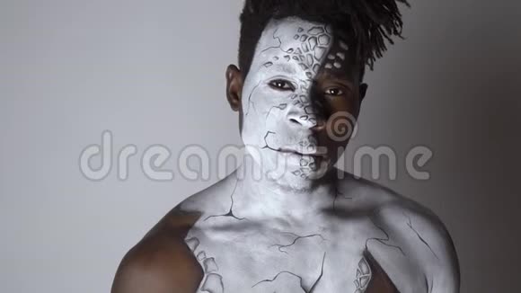 黑人在化妆中表现出情感视频的预览图