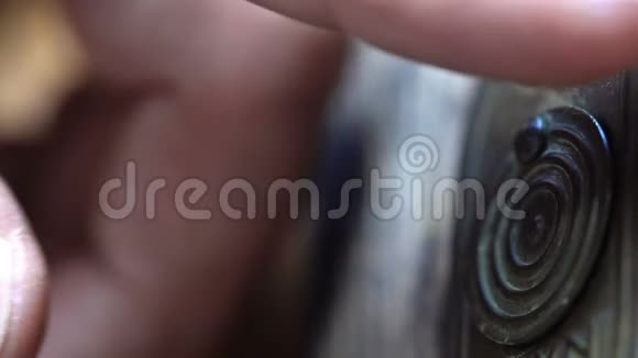 钥匙插入木门上的一个钥匙孔用手转动视频的预览图