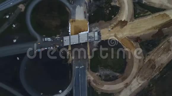 道路施工时间推移在建轨道无人鸟瞰图视频的预览图