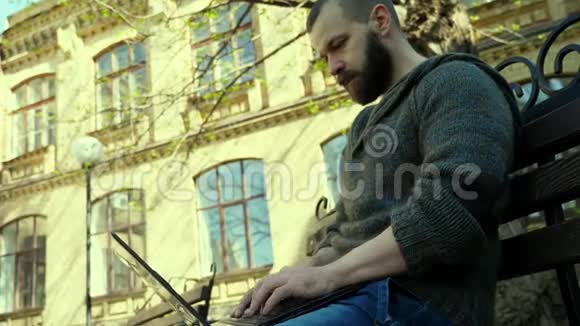黑客坐在公园里打字视频的预览图