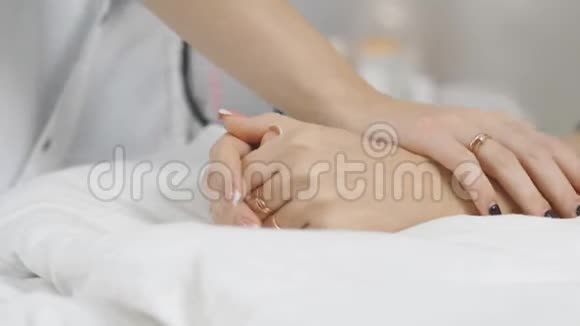女医生安抚支持患者手术前女医生把手放在病人的手掌上视频的预览图