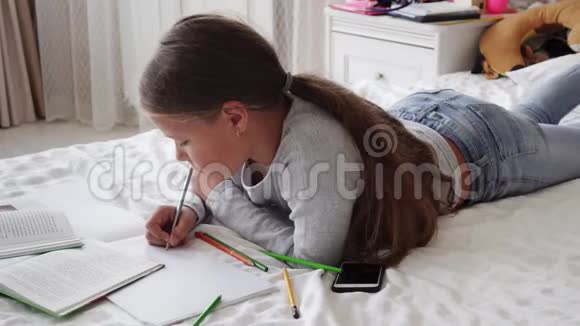 小女孩躺在床上做作业视频的预览图