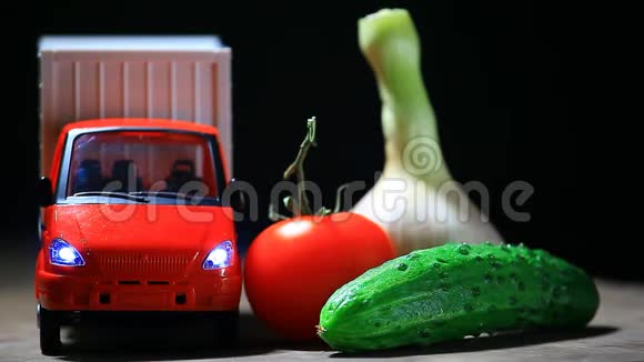 红色玩具车蔬菜深色背景木制桌子无人高清镜头视频的预览图