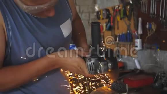 专业修理工或技工在车库用圆锯锯切金属成年焊工切割钢材视频的预览图
