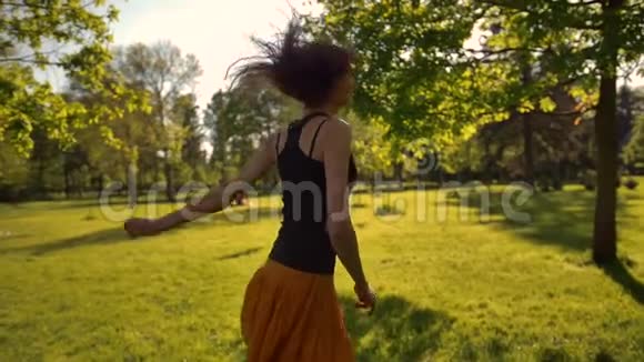年轻漂亮的女人在公园里快乐地奔跑视频的预览图