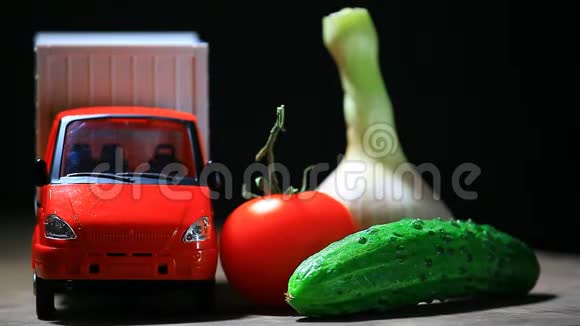 红色玩具车蔬菜深色背景木制桌子无人高清镜头视频的预览图