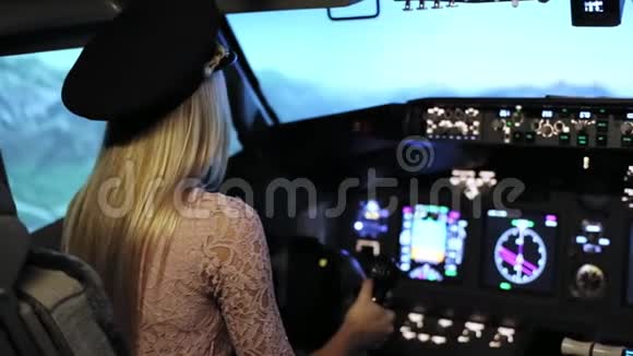 年轻的金发女郎控制着客机视频的预览图