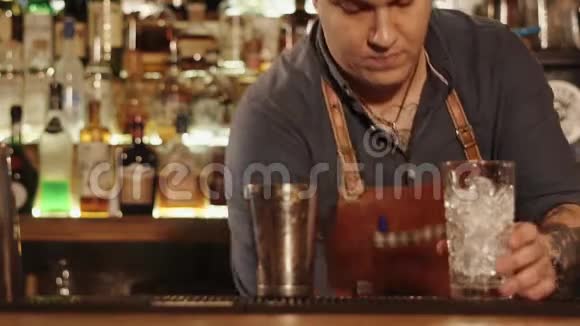 熟练的酒保做了一杯甜鸡尾酒视频的预览图