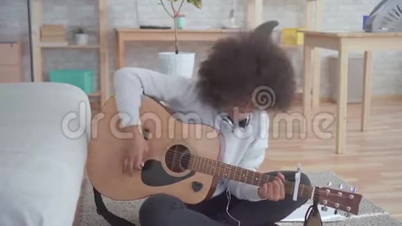 开朗的非裔美国女人发型是非洲式的带着吉他视频的预览图