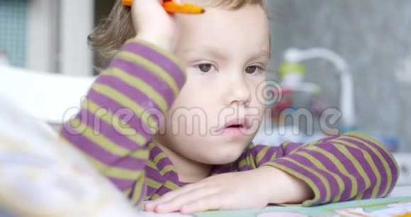在专辑里画着一张忧郁脸的孩子视频的预览图