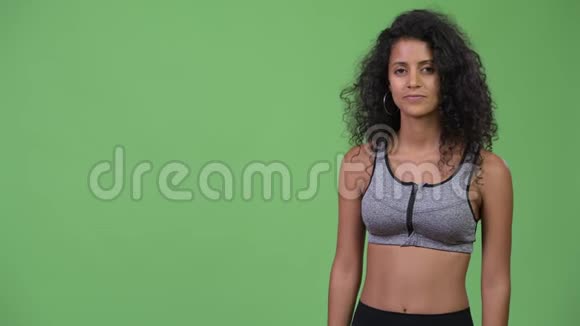 年轻漂亮的西班牙裔妇女穿着运动服视频的预览图