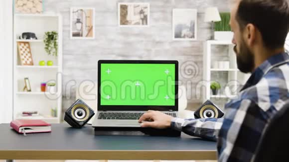 带绿色屏幕的现代笔记本电脑视频的预览图