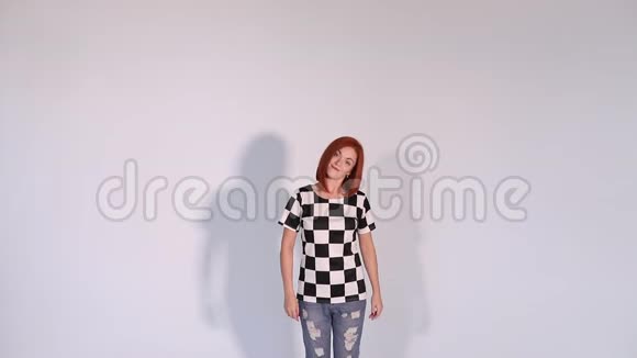 红发女孩从幸福中跳出来的肖像视频的预览图
