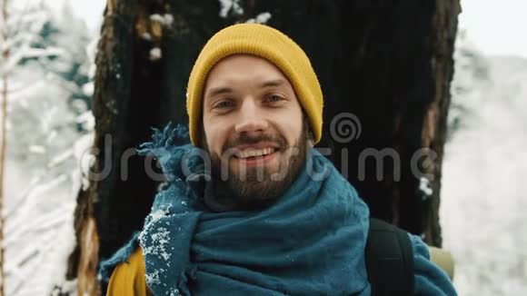 穿冬装的男人的肖像男人留着胡子穿着黄色的冬衣看着相机微笑着老了视频的预览图