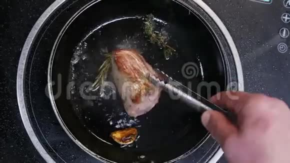 厨师正在餐厅厨房的热锅上烹制肉排小牛肉从顶部可以看到视频的预览图
