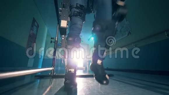 一个人的机械假体一个男人在医院里走在一个特殊的假肢里视频的预览图