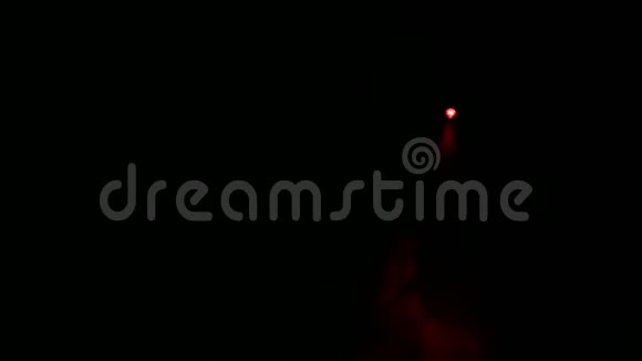 场景照明与轮廓红色光束的聚光灯在烟雾中从底部到顶部视频的预览图