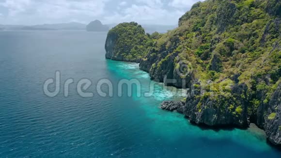 埃尔尼多恩塔卢拉岛悬崖海岸线的鸟瞰图菲律宾巴拉望视频的预览图