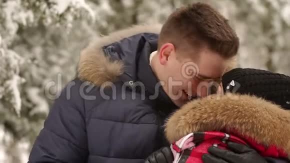 一个男人在户外冬天温柔地拥抱他的妻子视频的预览图