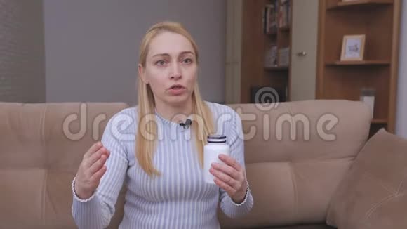 一位女性博客写了一篇博客展示了一个装有膳食补充剂的容器视频的预览图