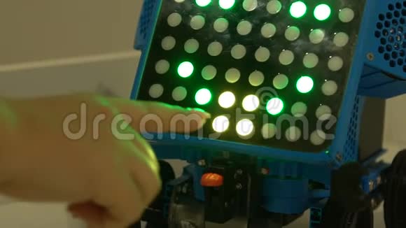 在带有灯光的未来设备上按下按钮未来技术机器人视频的预览图