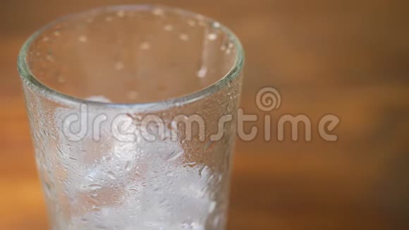 橙柠檬水倒入冷玻璃与冰立方视频的预览图