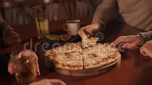 朋友们在酒吧里吃晚饭他们带来了披萨和酒精鸡尾酒视频的预览图