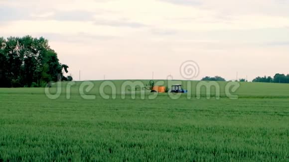 农民用拖拉机喷洒麦田视频的预览图