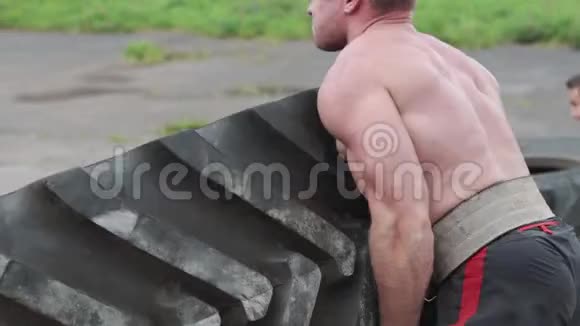 训练男子交叉驾驶重型轮胎视频的预览图