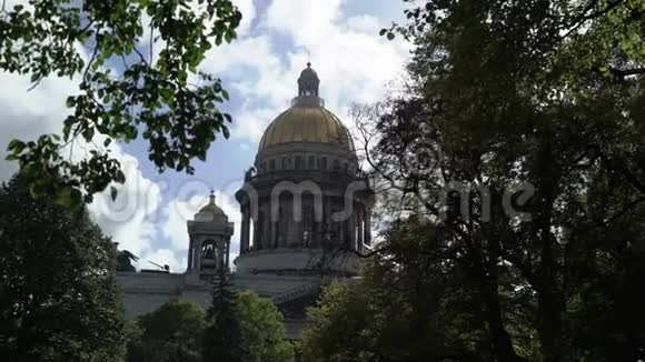 夏天圣以撒广场蓝天下的圣以撒大教堂视频的预览图