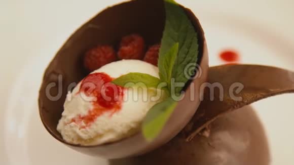 巧克力半球冰淇淋视频的预览图