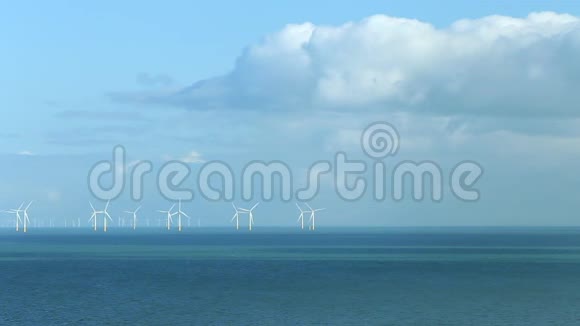 多云天空的海上风力涡轮机视频的预览图