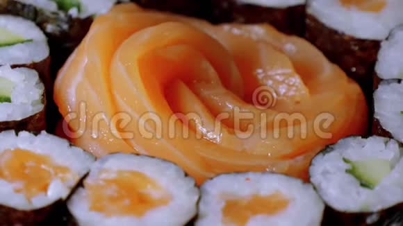 烤生鱼片鲜生三文鱼在寿司吧供应视频的预览图