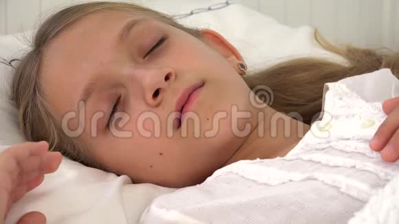 病童卧床病童小女孩住院药丸视频的预览图