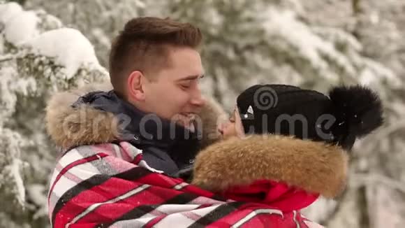 一个男人在户外冬天温柔地拥抱他的妻子视频的预览图