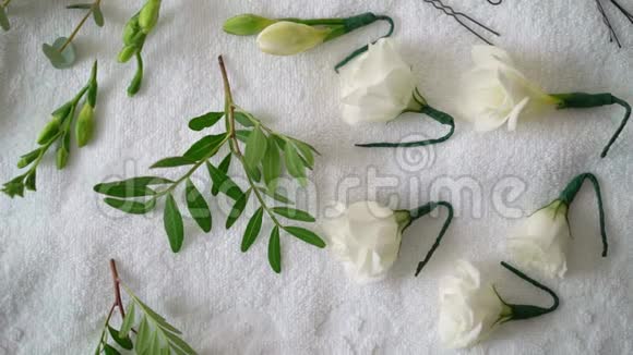 白色玫瑰花作发型新娘的婚礼风格美容师视频的预览图