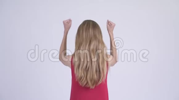 年轻的金发美女举起拳头后景视频的预览图