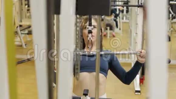 女孩在健身房里泵主要的肌肉群视频的预览图