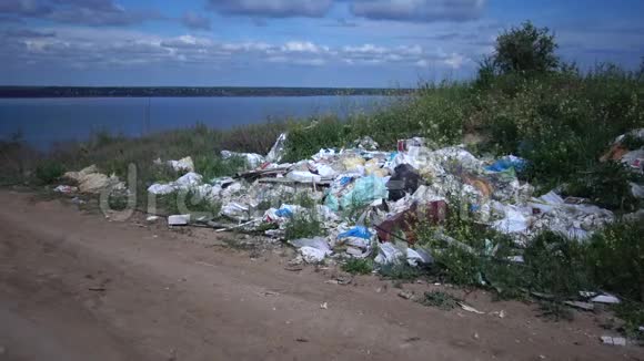 水库岸边的一堆塑料垃圾环境污染视频的预览图