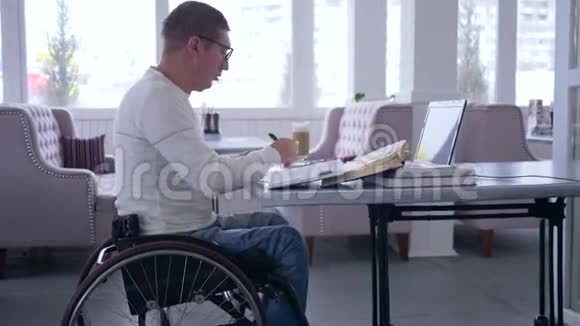现代教育技术轮椅残疾人学生使用笔记本电脑学习在线教学视频的预览图