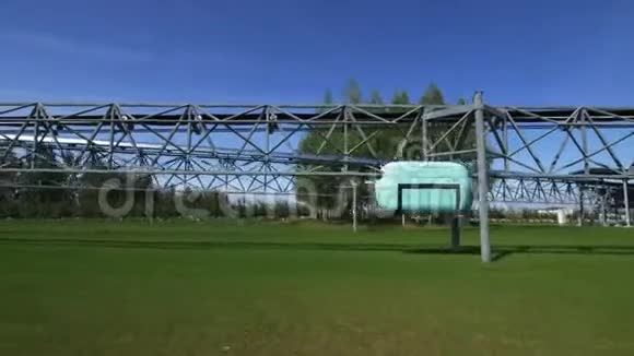 阳光明媚的一天天威汽车沿着立交桥铁路行驶视频的预览图