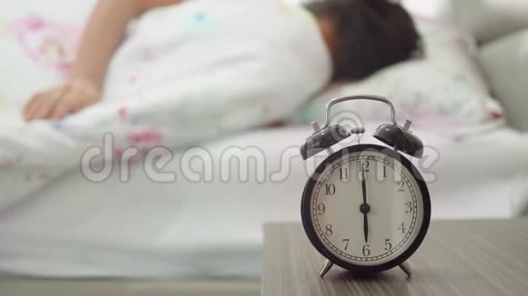 带有女性背景睡眠的闹钟视频的预览图