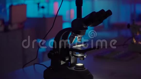 黑暗未来实验室里的科学显微镜站在桌子上视频的预览图