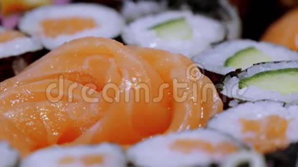生鱼片在寿司酒吧供应新鲜生鲑鱼视频的预览图