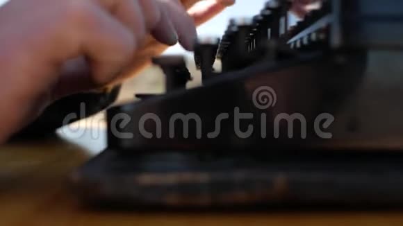 人类在自然界中使用旧打字机打字男性手按打字机的键关闭视频的预览图
